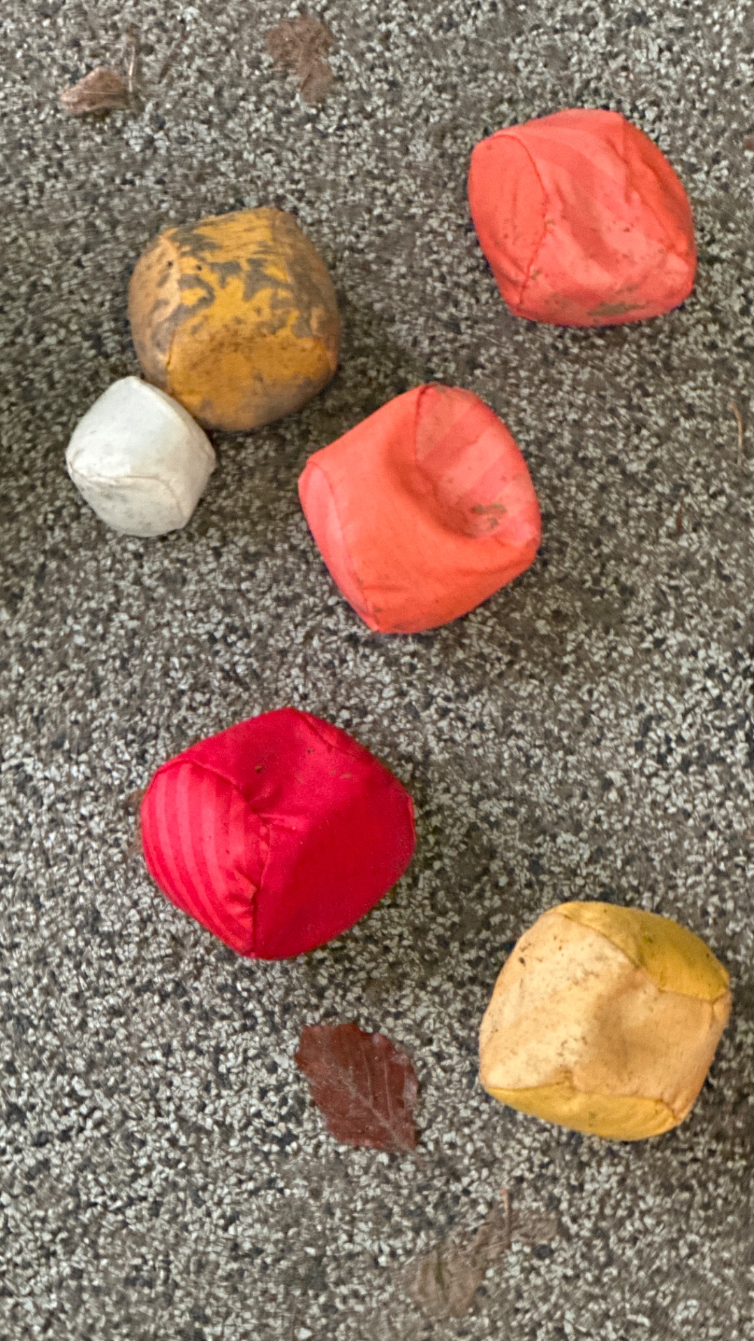Street Boccia auf der Strasse: ein Wurf, Bälle auf dem Pflaster